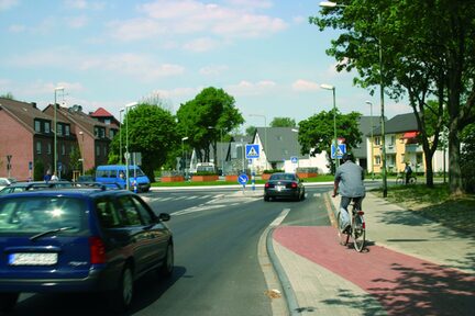 Radfahrer im Kreisverkehr