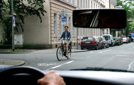Radfahrerin fährt in einer Einbahnstraße im Gegenverkehr