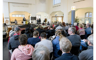 Blick von dem  Museumsschiff Hermann auf das Podium