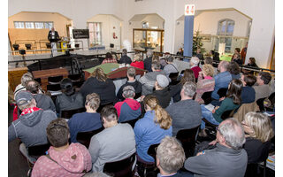 Blick auf das Podium, am Rednerpult Ratsherr Josef Wörmann