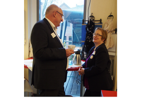 Ratsherr Josef Wörmann steht zusammen mit Frau Lucia Lagoda