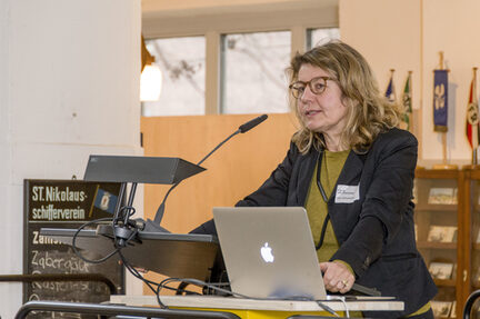 Prof. Dr. Julia Zinsmeister steht vor dem Rednerpult