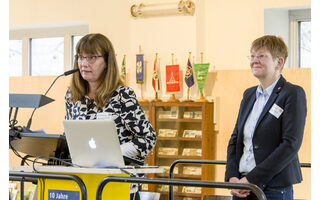 Frau Martina Abendroth am Rednerpult, links dahinter Frau Nicole Seyffert