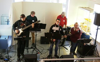 Die Band "All Inclusives" spielt auf der Bühne des Schifffahrtsmuseums