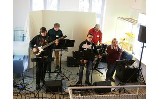 Die Band "All Inclusives" spielt auf der Bühne des Schifffahrtsmuseums