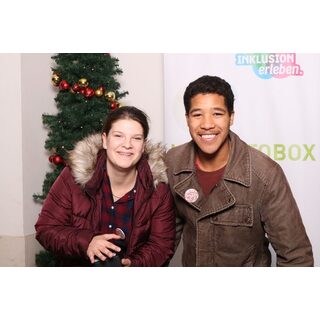 Zwei Passant*innen vor der Fotobox des LVR