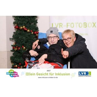 Zwei Passant*innen vor der Fotobox des LVR