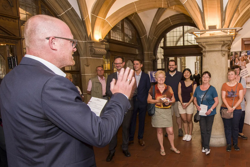 Oberbürgermeister Sören Link spricht zu Besuchern des Rathauses