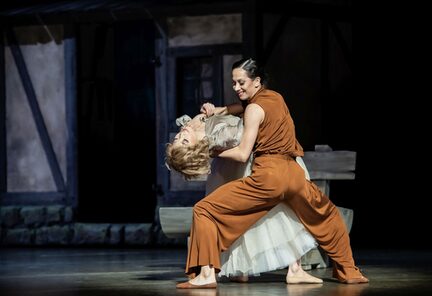 Demis Volpi „Giselle“: Futaba Ishizaki (Giselle), Doris Becker (Bathilde)