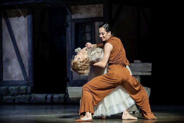Demis Volpi „Giselle“: Futaba Ishizaki (Giselle), Doris Becker (Bathilde)