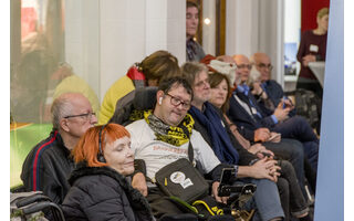 Teilnehmerin mit Flüsterkopfhörern