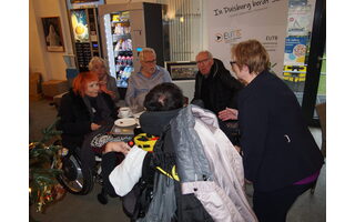 Teilnehmer*innen im Gespräch