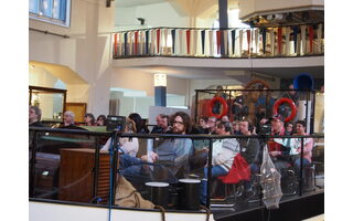 Teilnehmer*innen auf dem Museumsschiff