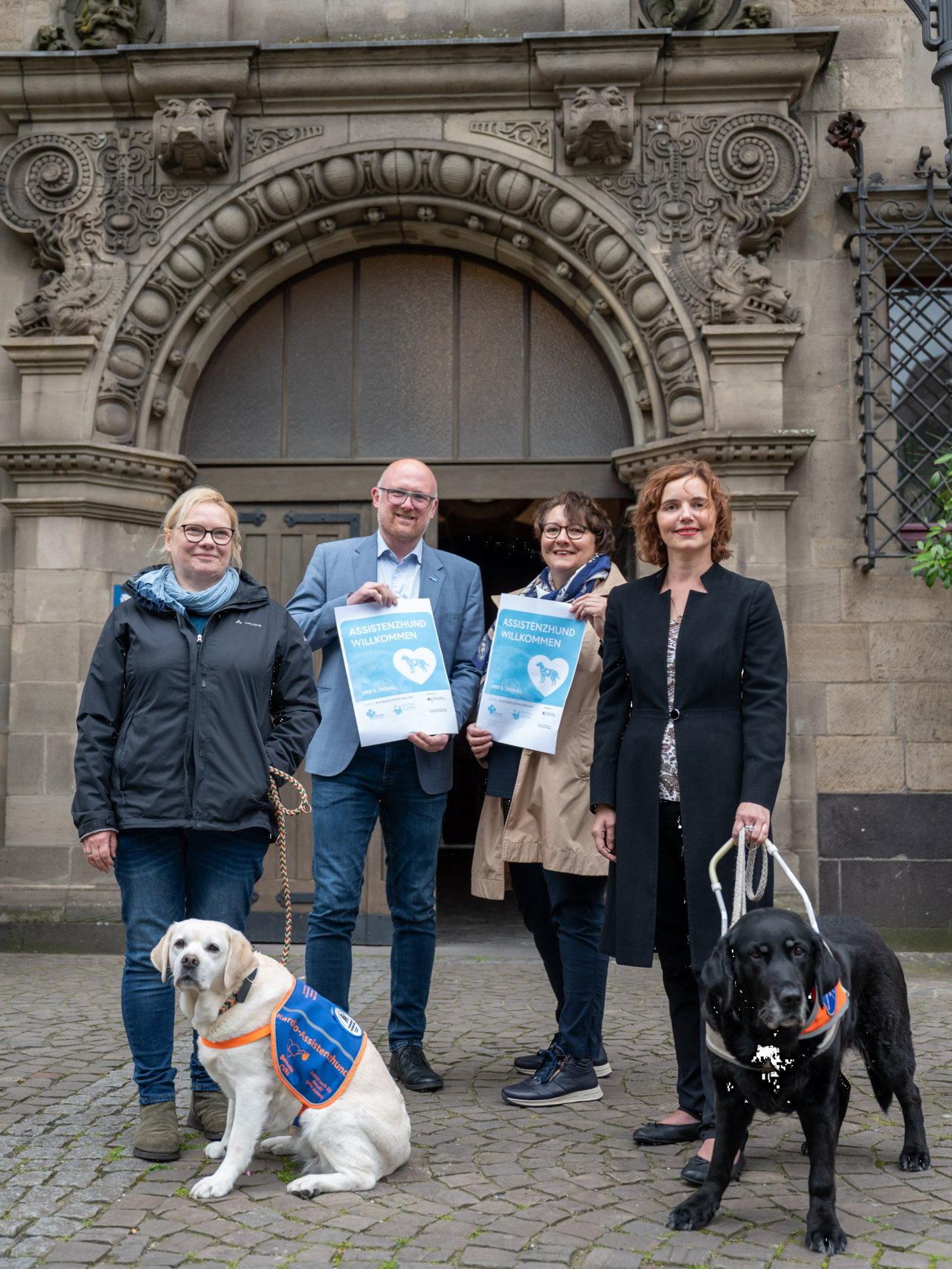 v.l.: Manja Maserati mit ihrem Assistenzhund Mascha, Oberbürgermeister Sören Link, Elisabeth Koal, Inklusionsbeauftragte und Dr. Hannah Reuter mit Blindenführhündin Daika. Assistenzhunde sind in allen städtischen Einrichtungen willkommen, dies wird künftig durch ein entsprechendes Schild im jeweiligen Eingangsbereich symbolisiert.
