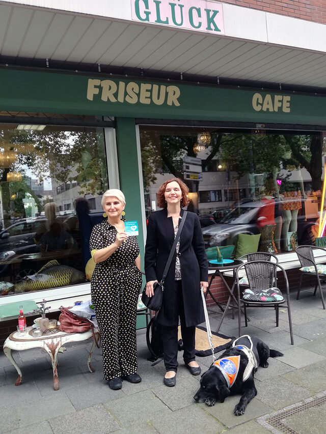 "Assistenzhund Willkommen" - nun auch bei Friseur und Café Glück, mit Inhaberin Christiane Alt