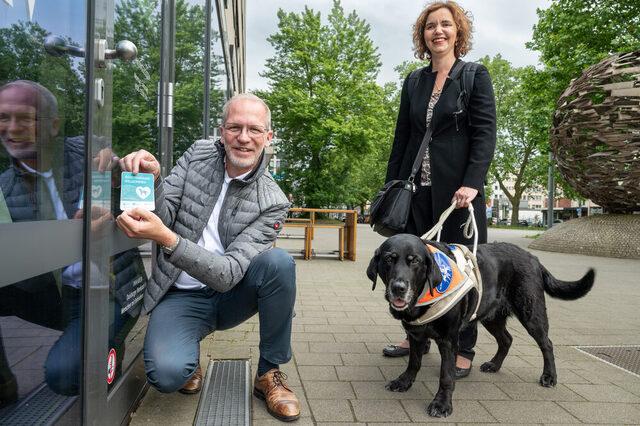 "Assistenzhund Willkommen" - nun auch beim AV Concept Store, mit Alexander Schmanke, Geschäftsführer der Duisburger Werkstätten