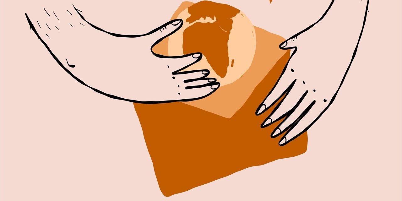 Hände holen Weltkugel aus einem Briefumschlag