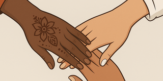 Drei Frauenhände verschiedener Hautfarbe übereinander