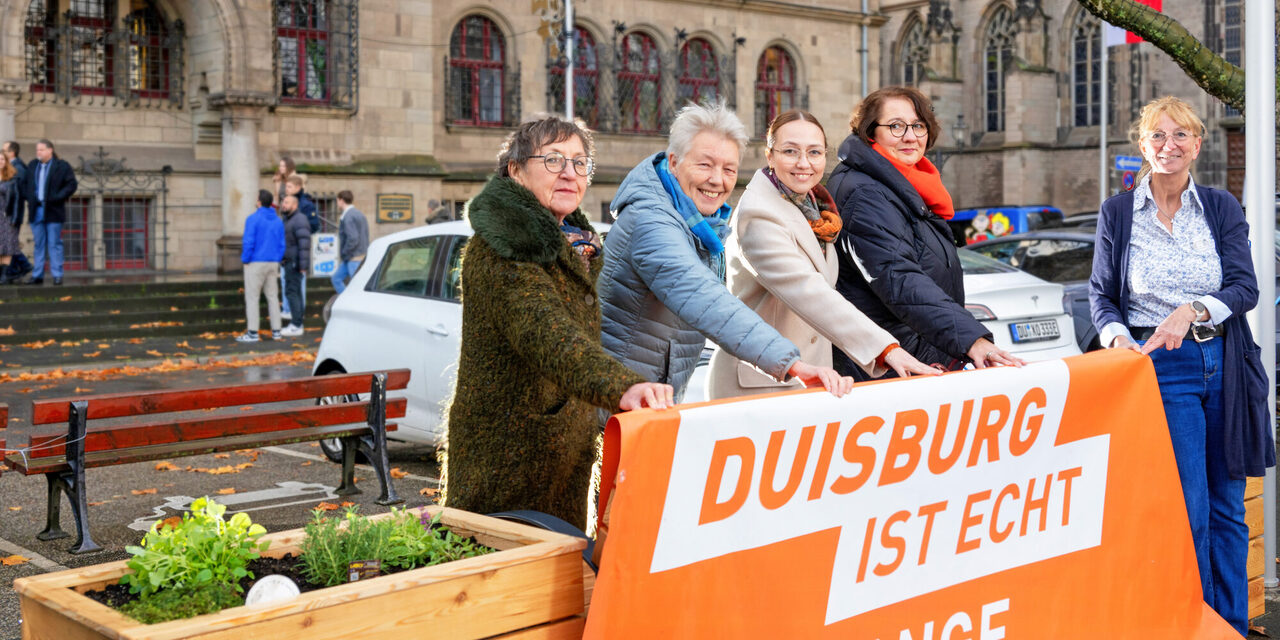 Bürgermeisterin Klabuhn, Goteling Alber, Melissa Metzner, Lisa Koal, Annette Lommertin verhüllen die Bank
