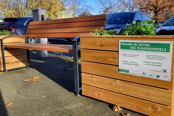 Die Grüne Bank mit Plakette und Bepflanzung