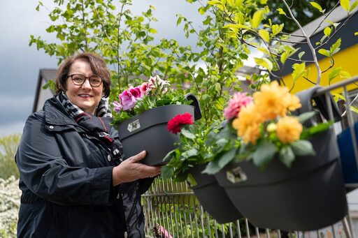 Lisa Koal hilft bei der Bepflanzung des Vorgartens