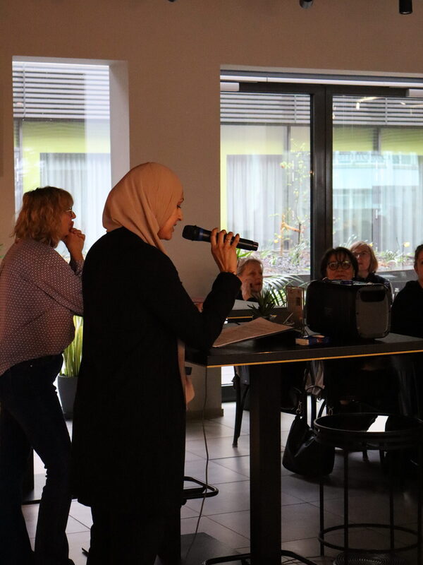 Rachida Brigui, stellvertretende Gleichstellungsbeauftragte, eröffnet die Veranstaltung