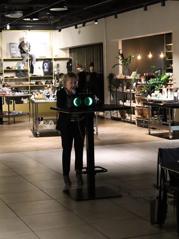 Edeltraud Klabuhn, erste Bürgermeisterin, begrüßt die Anwesenden