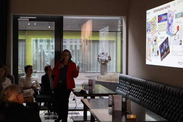 Prof. Dr. Anke Hinney beginnt mit Ihrem Vortrag