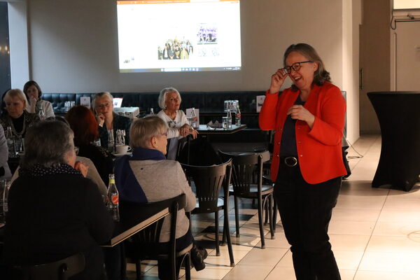 Prof. Dr. Anke Hinney beantwortet Fragen aus dem Publikum
