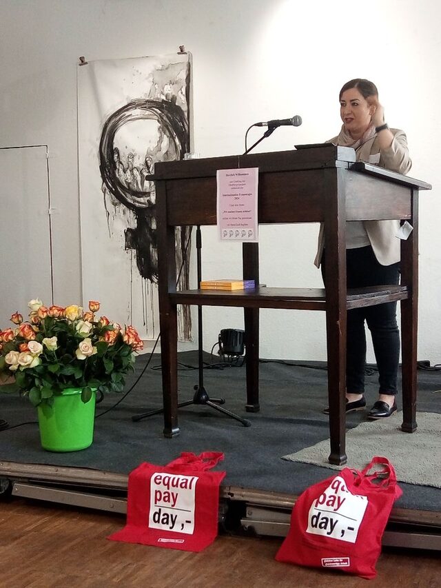 Dr. Nazan Sirin eröffnet die Veranstaltung zum Internationalen Frauentag 2024