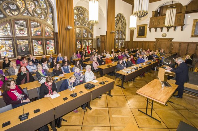 Grußwort durch den Bürgermeister Osenger im gefüllten Ratssaal