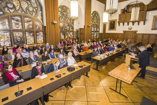 Grußwort durch den Bürgermeister Osenger im gefüllten Ratssaal