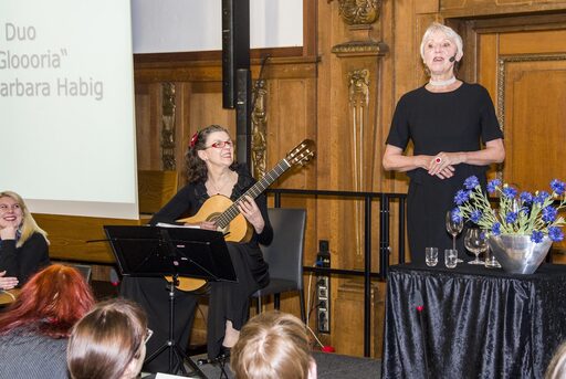 Auftritt des kabarettistischen Chanson Duos „Glanz und Gloooria“. Hilde Feld (Gesang) und Barbara Habig (Gitarre) sangen über ihre verzwickte Verwandtschaft, Männer und das Alter.