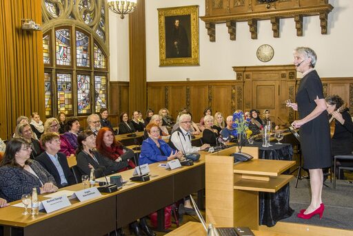 Die beiden Frauen brachten den Ratssaal mit ihrem Programm zum Nachdenken und sorgten für jede Menge  Lacher