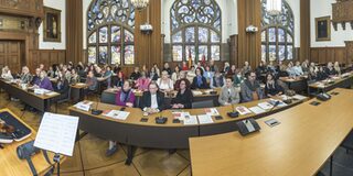 Grußwort durch Bürgermeisterin Edeltraud Klabuhn im gefüllten Ratssaal