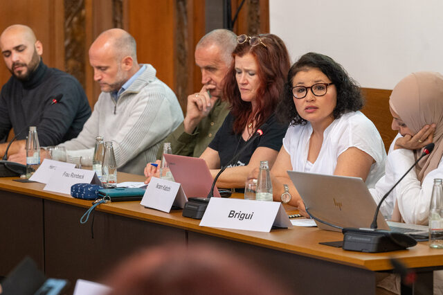 v.l.: Marcel Kaya, Heroes Duisburg, Karim Moustafa, Studienrat, Verband muslimischer Lehrkräfte, Klaus Stephan, Schulleiter der Lise Meitner – Gesamtschule in Rheinhausen, Julia Rombeck, Koordinatorin Schule ohne Rassismus – Schule mit Courage, Ikram Kabchi, Geschäftsführerin Sozialdienst muslimischer Frauen und Referentin für Empowerment und Antirassismusarbeit, Rachida Brigui, Referat für Gleichberechtigung und Chancengleichheit.