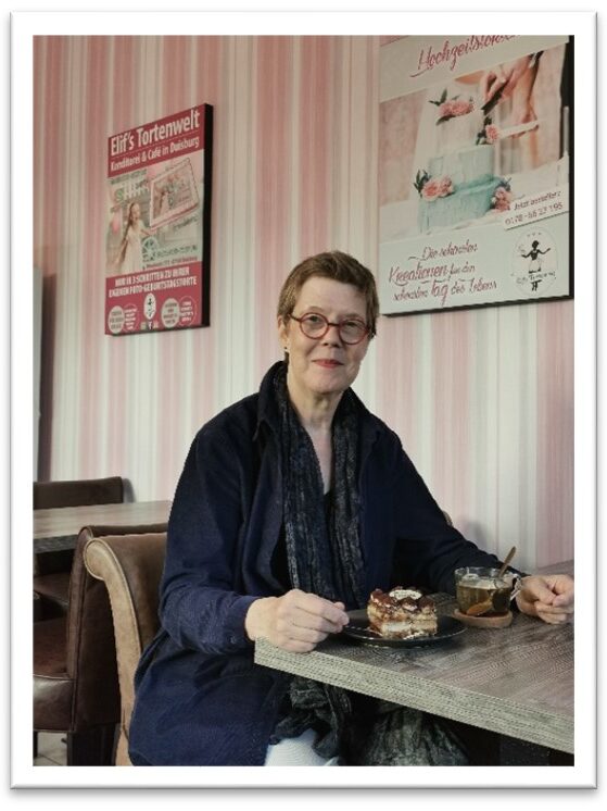 Margarete Zander im Café Elifs Tortenwelt
