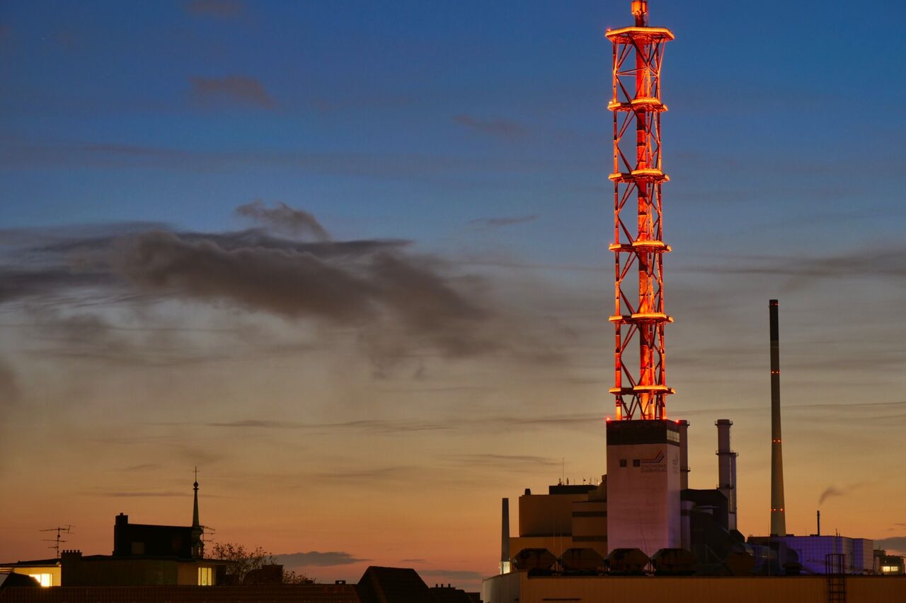 Stadtwerketurm ist orange beleuchtet