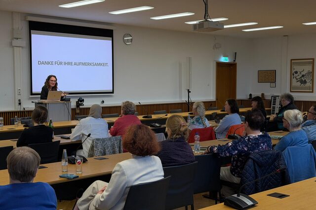Lea Martin in Interaktion mit dem Publikum