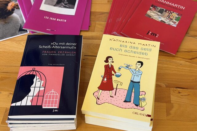 Bücher „Du mit deiner Scheiß-Altersarmut!“ und „Bis das Geld euch scheidet“