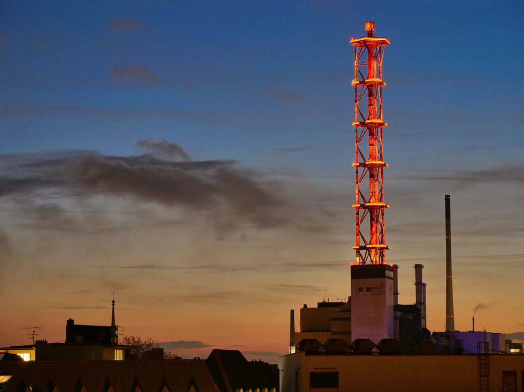 Zu sehen ist der Stadtwerketurm beleuchtet in der Farbe orange