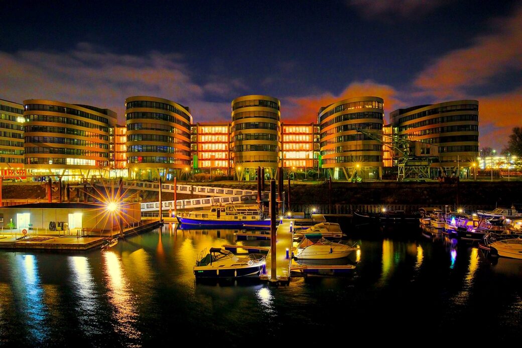 Die Five Boats im Innenhafen sind orange beleuchtet
