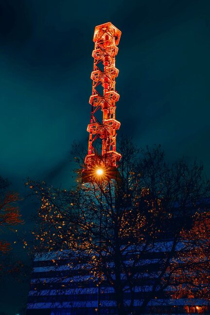 Der Stadtwerketurm leuchtet orange.
