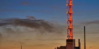 Der Stadtwerketurm leuchtet orange