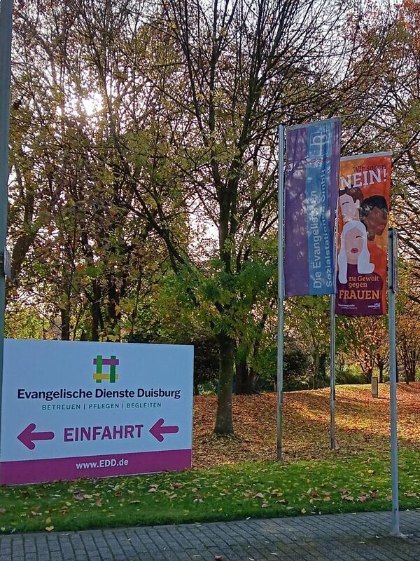 Fahne vor der Einfahrt zu den Evangelischen Diensten Duisburg