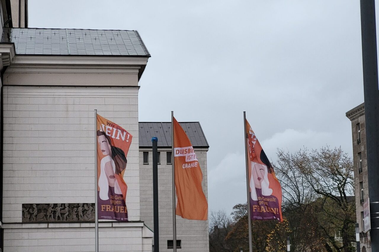 Fahnen vor dem Theater