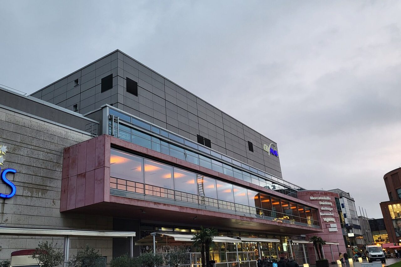 Die Mercatorhalle orange beleuchtet