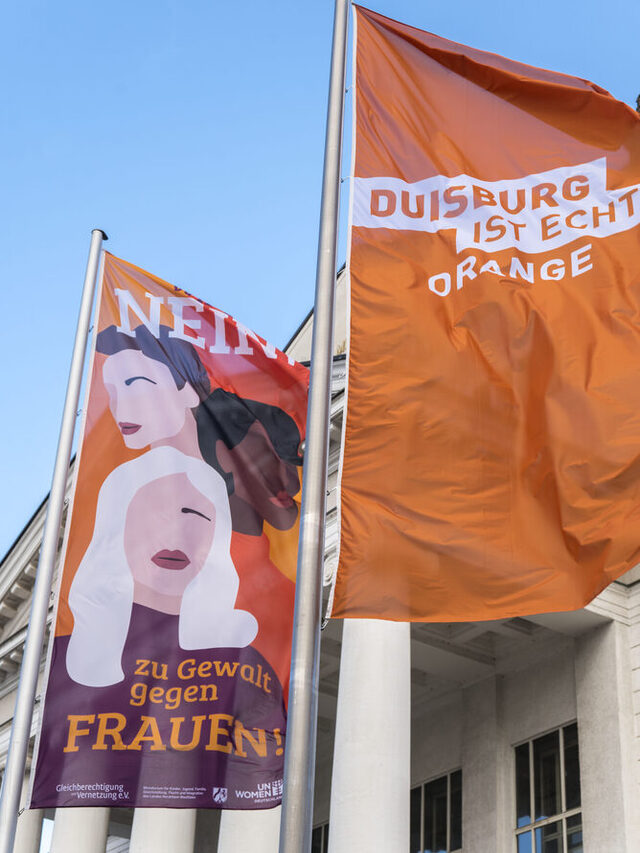 Zwei Fahnen wehen vor dem Stadttheater