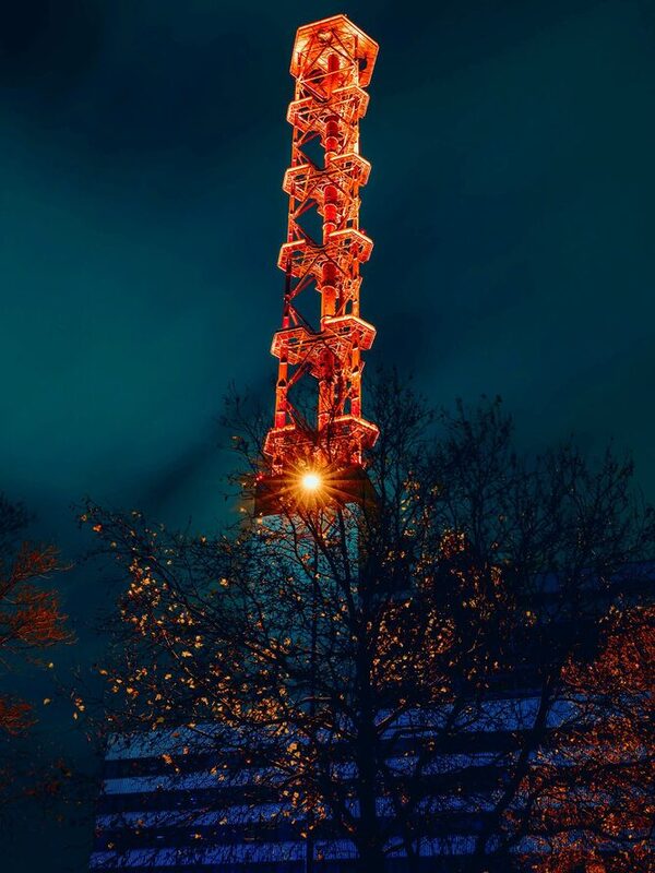 Der Stadtwerketurm leuchtet orange.