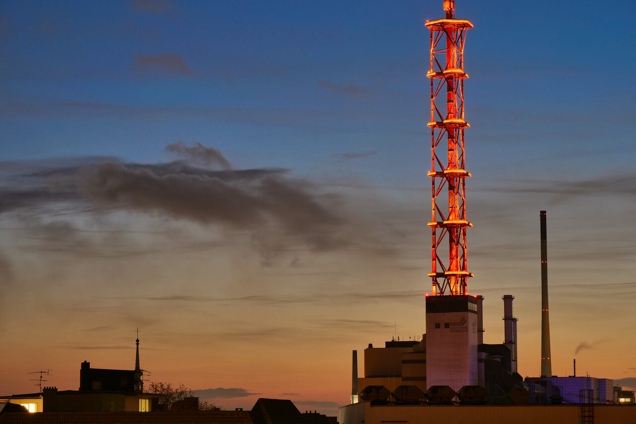 Zu sehen ist der Stadtwerketurm beleuchtet in der Farbe orange